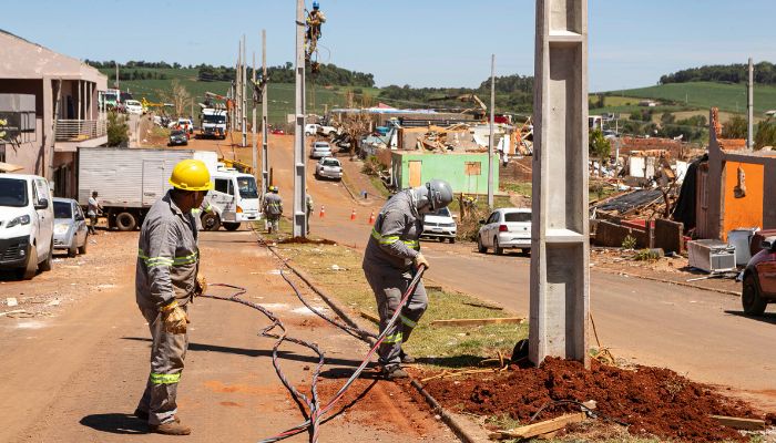  Copel troca 345 postes e retoma 100% da rede elétrica na área urbana de Rio Bonito do Iguaçu